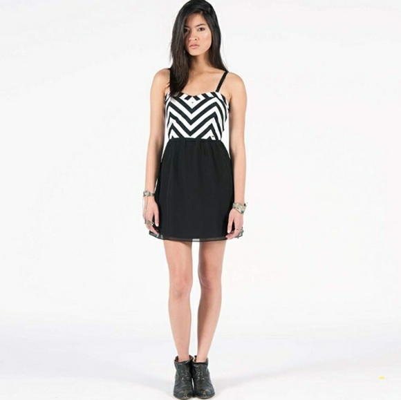 Volcom Dresses & Skirts - Volcom |Frochickie zigzag monochrome mini dress